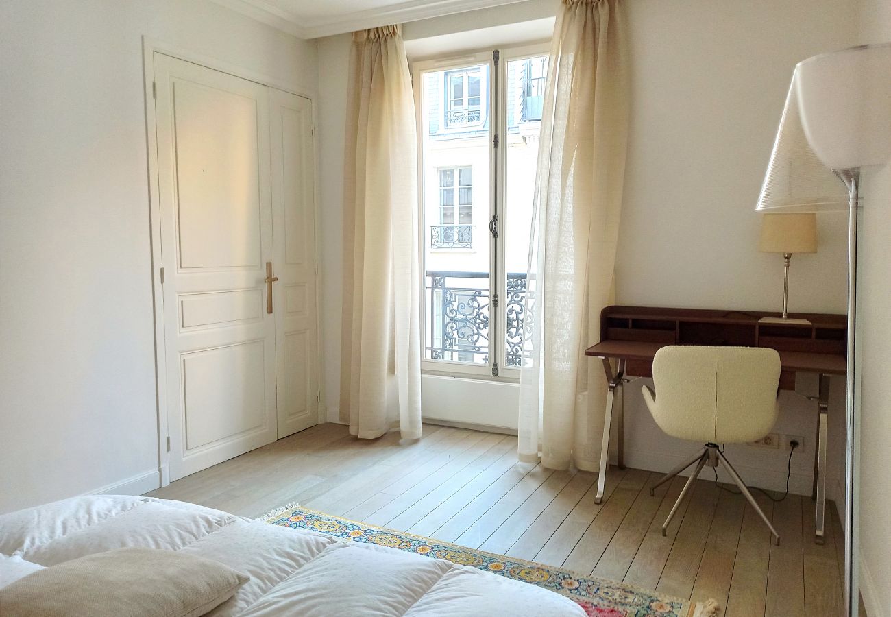 Appartement à Paris - Rue de l'Université - Paris 7 - 407036